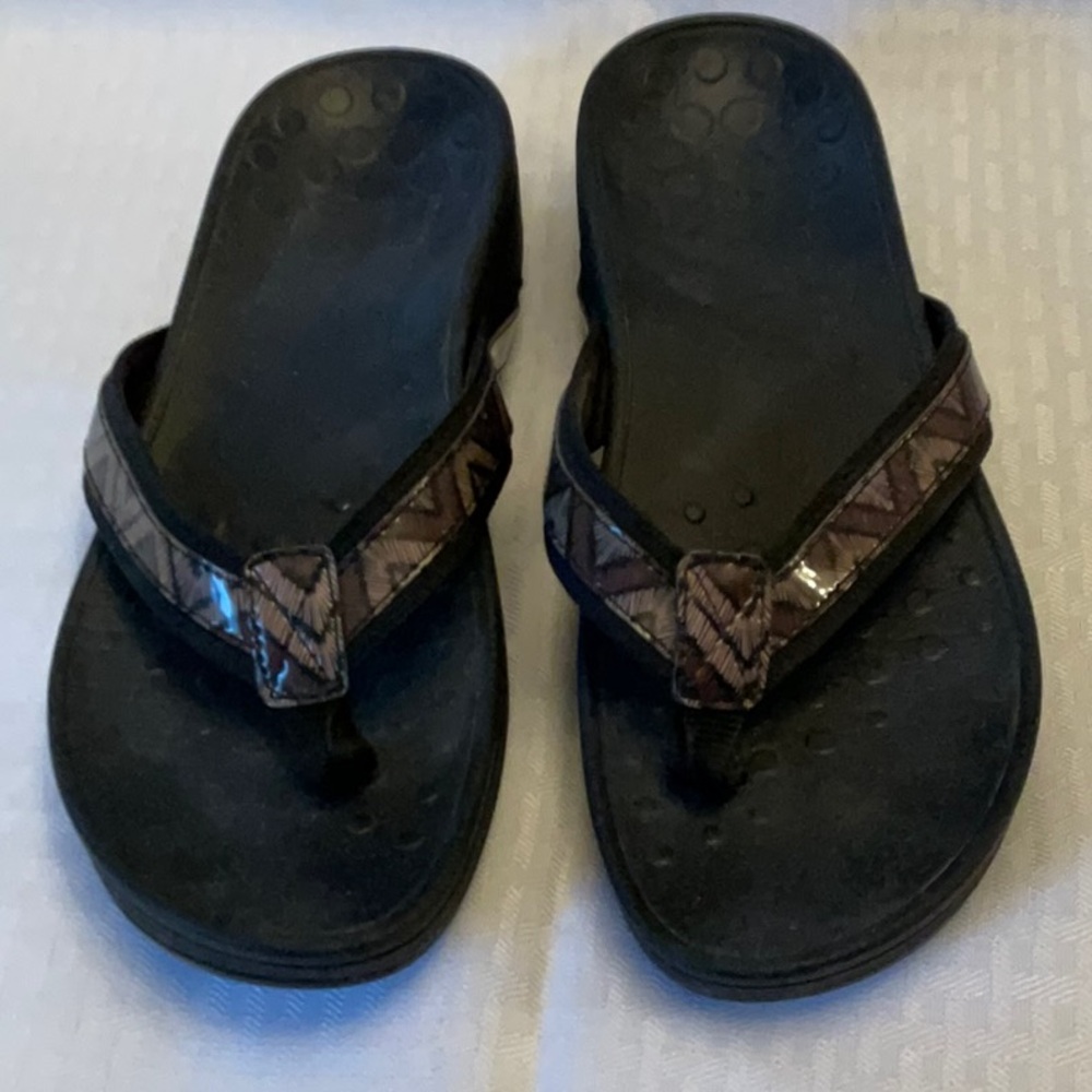 Vionic Black Sandal Flip-Flops with Brown Accent Straps